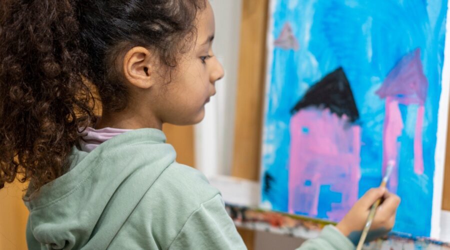L’Importance du Dessin et de la Peinture dans le Développement de la Petite Enfance